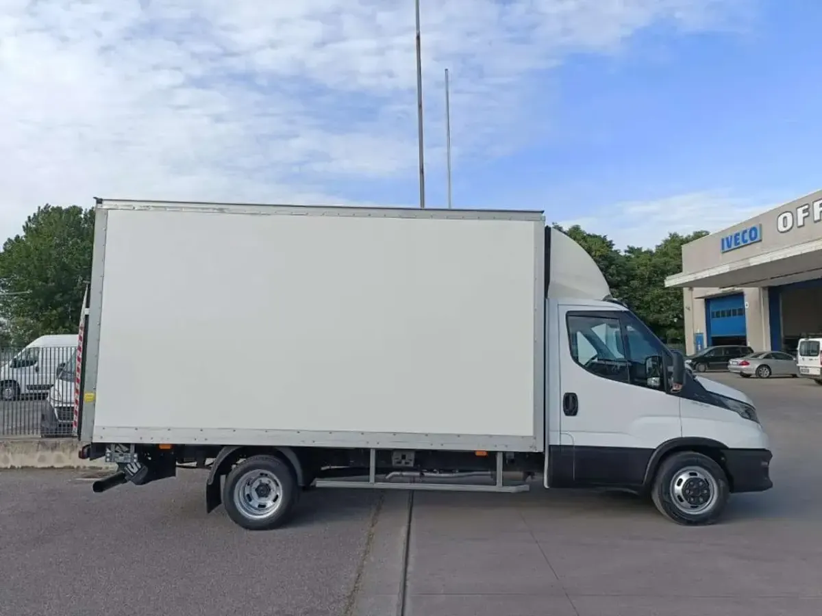 Usata Iveco Daily 160 CV (117 kW) 2023 Bianco Furgone