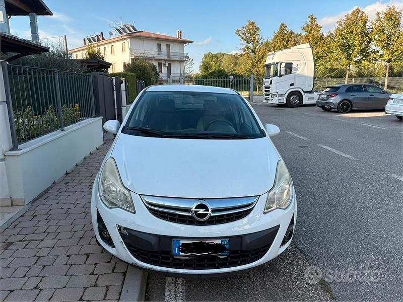 Usata Opel Corsa 85 CV (62 kW) 2012 Bianco Berlina