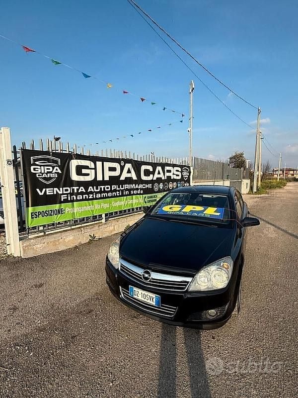 Nero Usata 2009 Opel Astra Enjoy Tre volumi | 2499 € (Buon prezzo) - Immagine 1/4