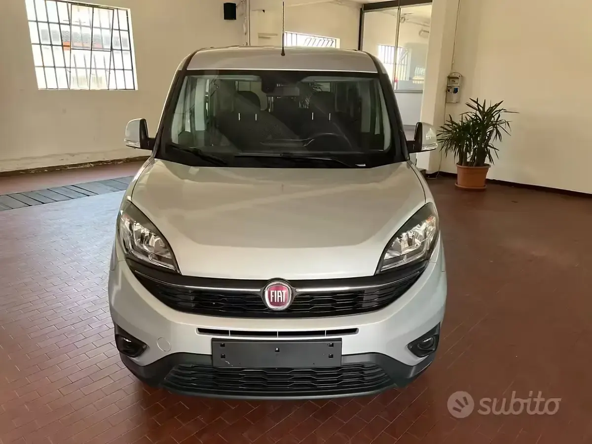 Usata Fiat Doblò 120 CV (88 kW) 2023 Grigio Monovolume