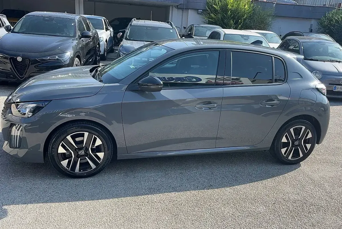 Usata Peugeot 208 Allure 100 CV (73 kW) 2025 Grigio selenium  metalli Utilitaria
