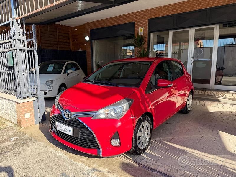 Rosso Usata 2015 Toyota Yaris Lounge Tre volumi | 5400 € (Ottimo prezzo) - Immagine 1/4
