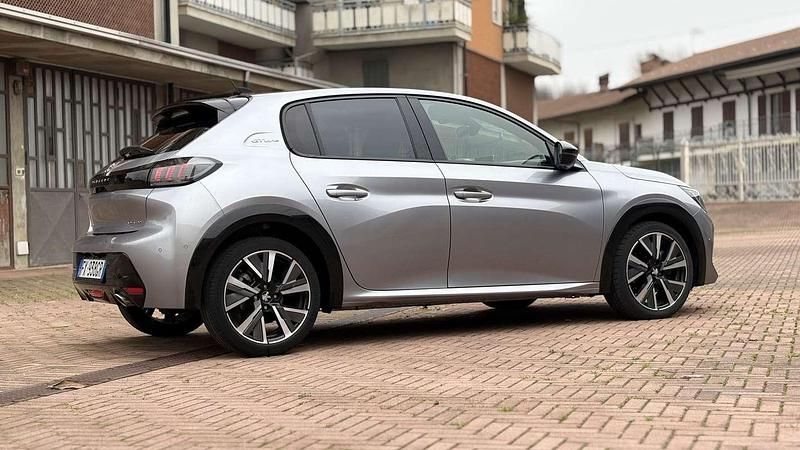 Usata Peugeot 208 GT-line 101 CV (74 kW) 2019 Argento Utilitaria