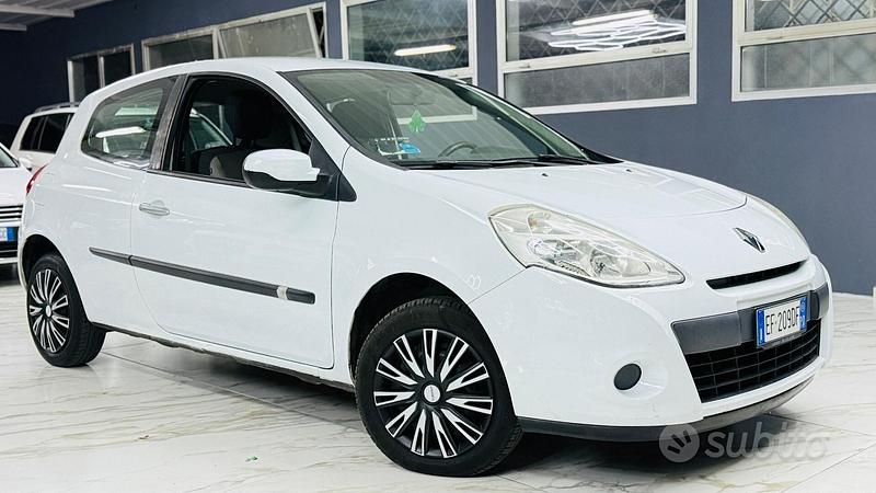 Usata Renault Clio II Luxe 75 CV (55 kW) 2010 Bianco Berlina
