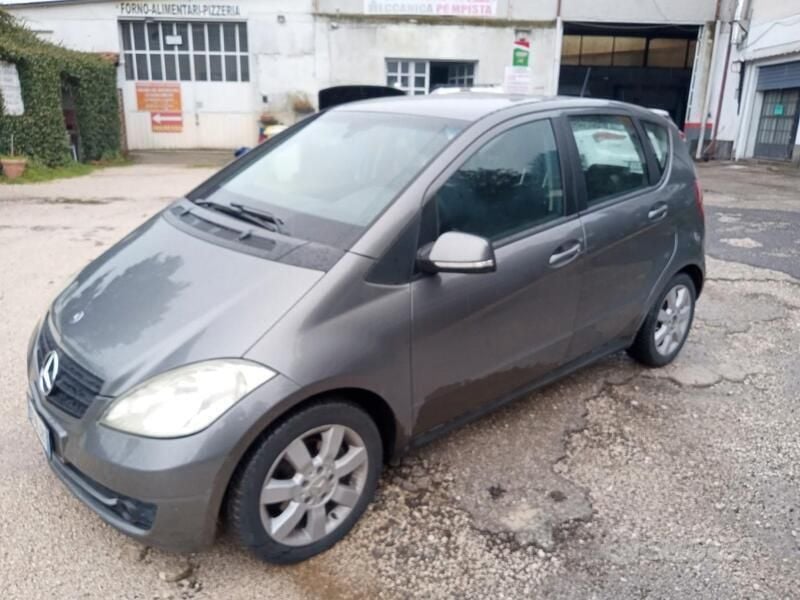 Usata 2009 Mercedes A200 Tre volumi | 3000 € (Buon prezzo) - Immagine 1/4