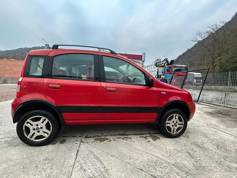 Usata Fiat Panda 4x4 69 CV (50 kW) 2006 Rosso Utilitaria