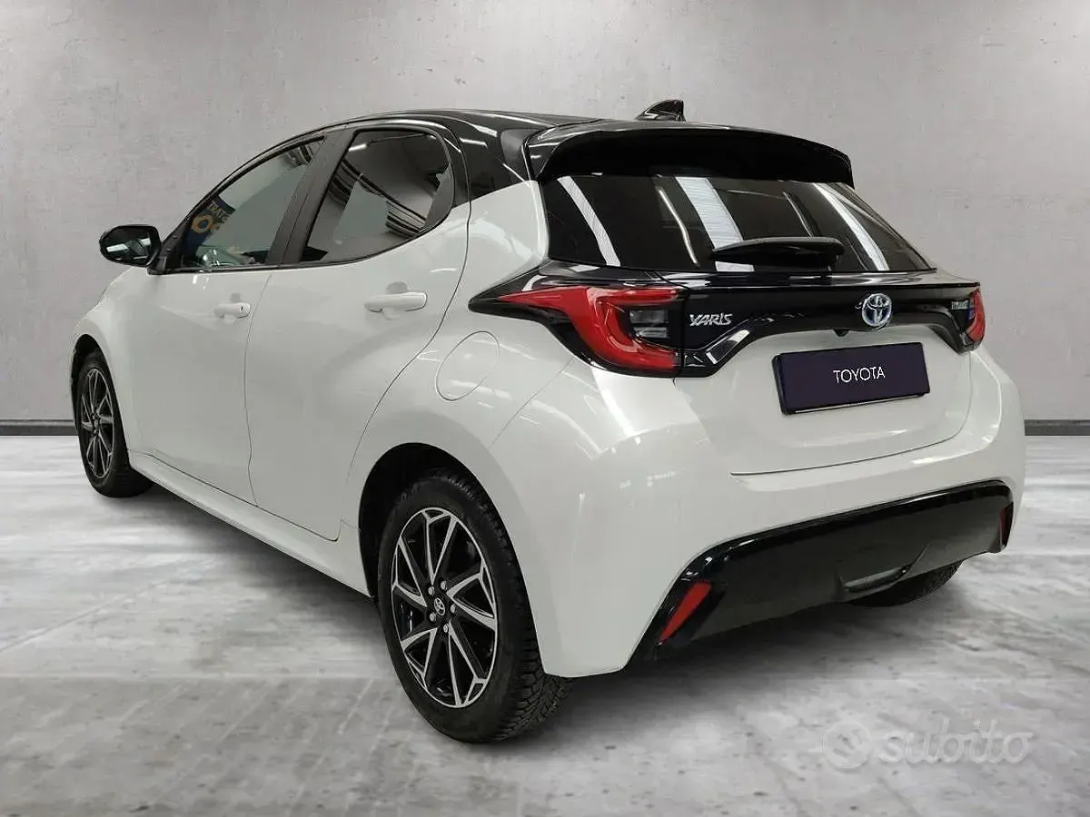 Usata Toyota Yaris Hybrid Style 92 CV (67 kW) 2022 Bianco Berlina