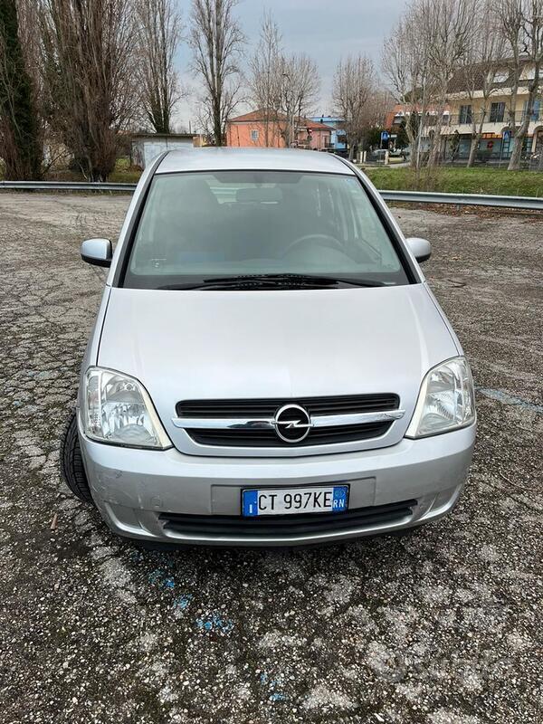 Usato 2005 Opel Meriva 1.4 Benzin 90 CV (3.800 €)
