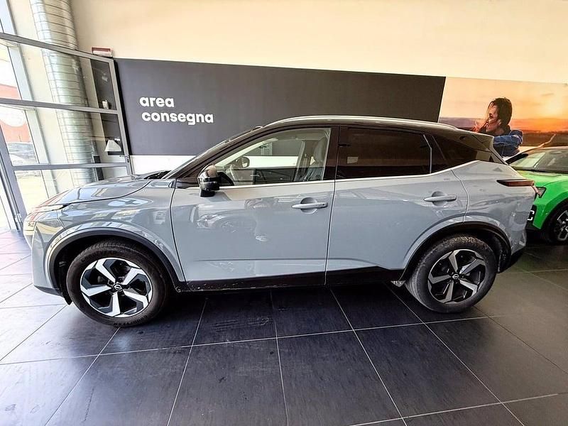 Usata Nissan Qashqai N-Connecta 140 CV (102 kW) 2022 Ceramic grey tetto nero SUV