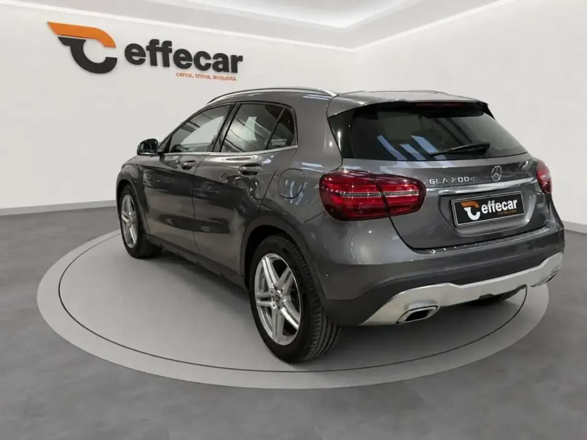 Usata Mercedes GLA200 Business 136 CV (100 kW) 2018 Argento SUV