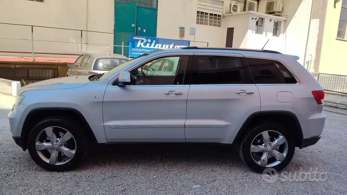 Usata Jeep Grand Cherokee Overland 241 CV (177 kW) 2011 Grigio SUV