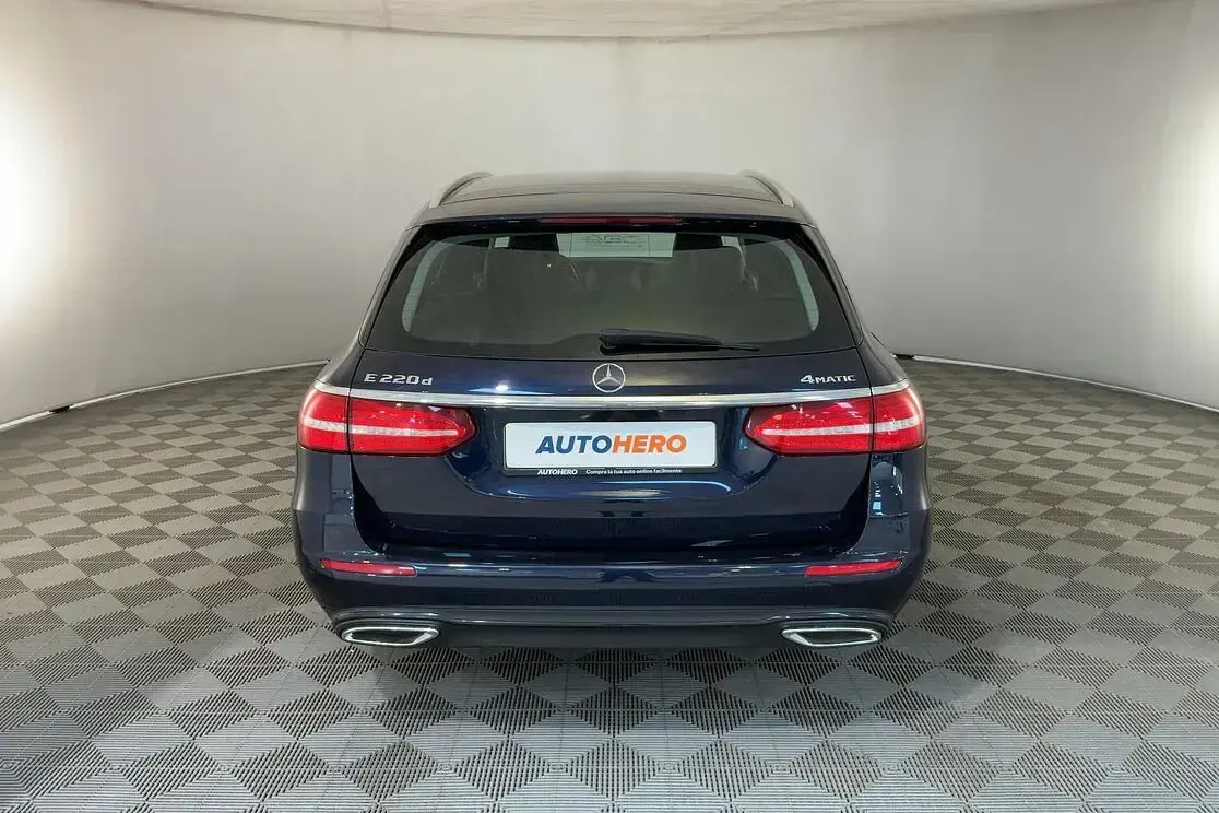 Usata Mercedes E220 195 CV (143 kW) 2019 Blu