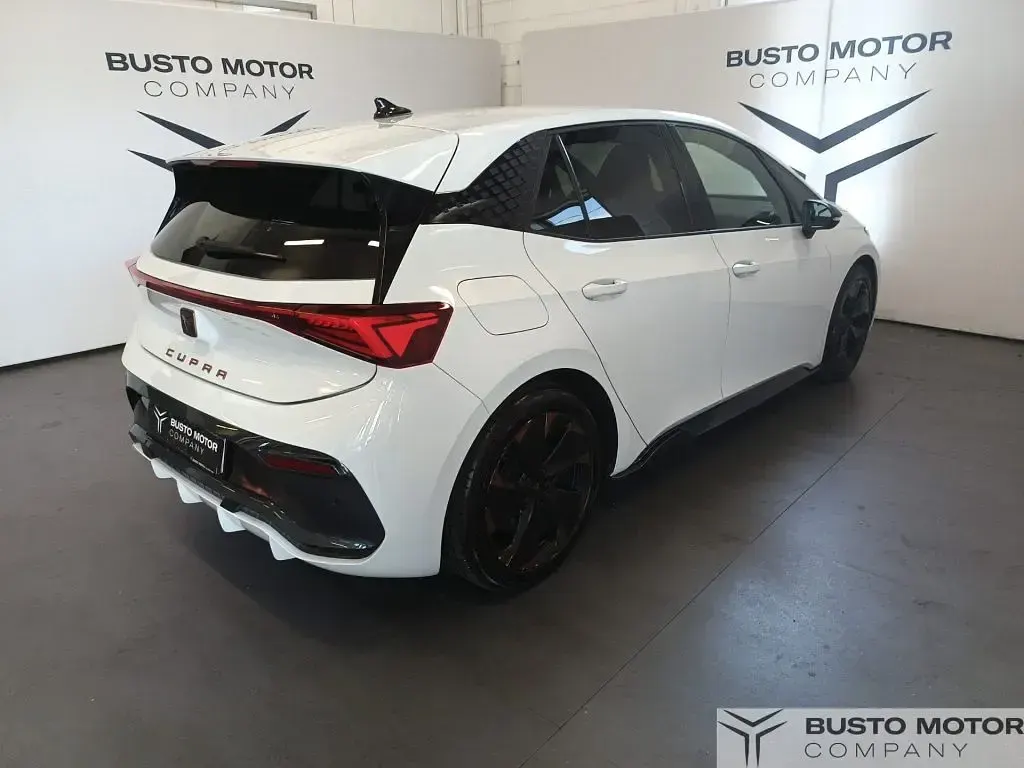 Usata Cupra Born 169 kW (231 CV) 2023 Bianco / metallizzato Utilitaria