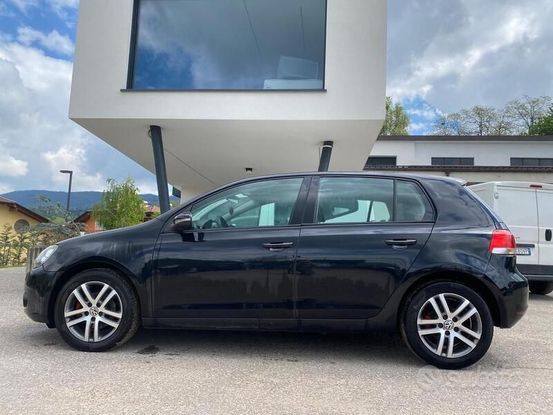 Nero Usata 2010 VW Golf VI Tre volumi | 4700 € (Buon prezzo) - Immagine 1/4