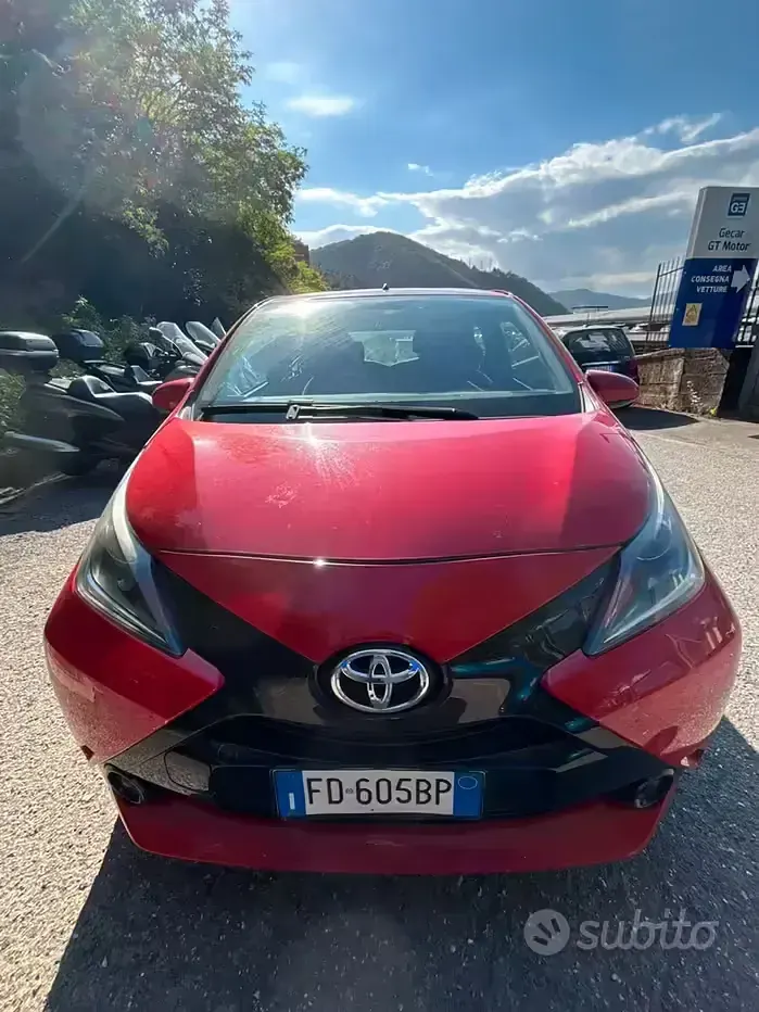 Usata Toyota Aygo 69 CV (50 kW) 2015 Rosso Utilitaria
