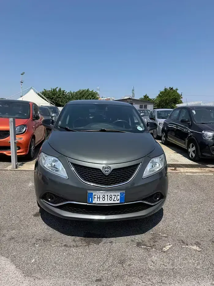 Usata Lancia Ypsilon Silver 69 CV (50 kW) 2017 Grigio Utilitaria