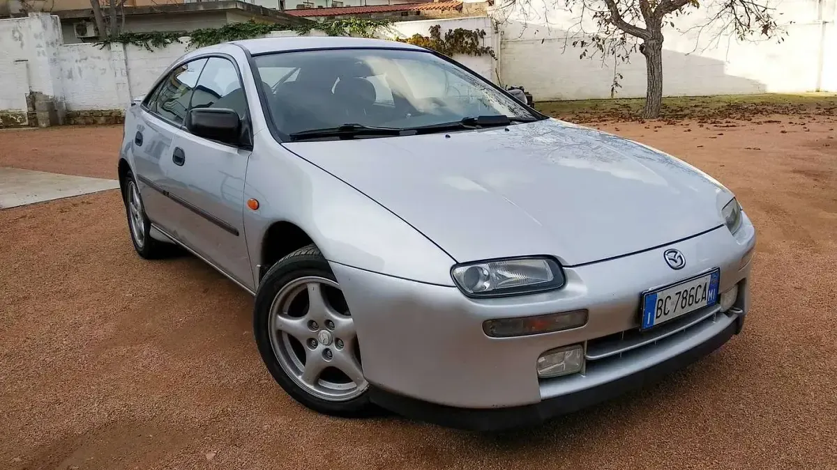 Usata Mazda 323F 144 CV (105 kW) 1999 Argento Berlina