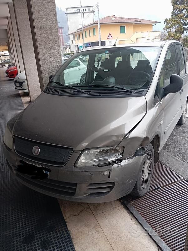 Begagnad Fiat Multipla 103 HK (75 kW) 2010 Grå Minibuss