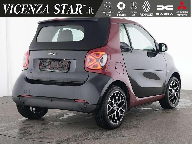 Usata Smart ForTwo Electric Drive 41 kW (56 CV) 2024 Nero / rosso Cabrio