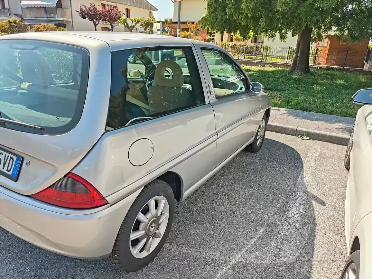 Usata Lancia Ypsilon 80 CV (58 kW) 2003 Grigio Utilitaria