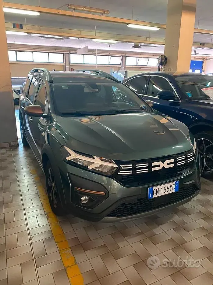 Usata Dacia Jogger Expression 101 CV (74 kW) 2023 Verde Monovolume