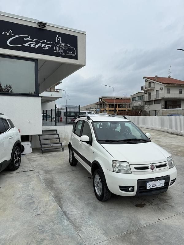 Usata Fiat Panda 4x4 Climbing 74 CV (54 kW) 2011 Bianco Utilitaria