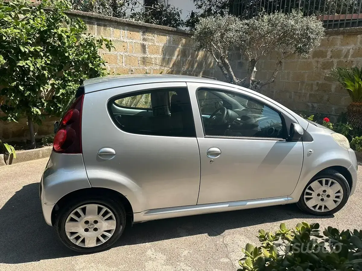 Usata Peugeot 107 68 CV (50 kW) 2013 Grigio Utilitaria