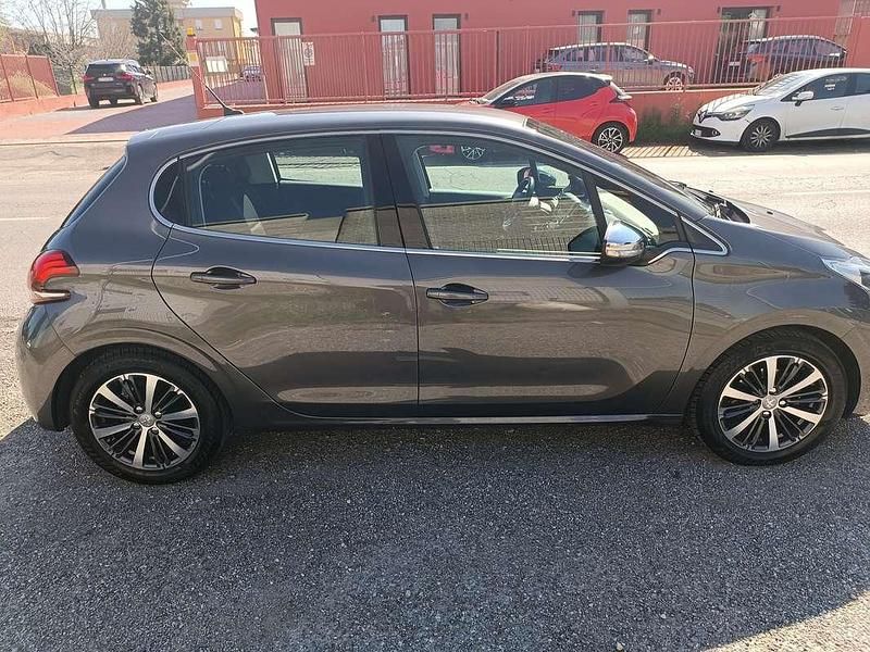 Usata Peugeot 208 Allure 82 CV (60 kW) 2018 Grigio Utilitaria