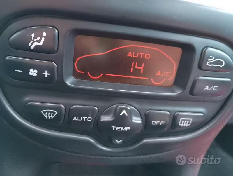 Usata Peugeot 206 68 CV (50 kW) 2004 Rosso Utilitaria