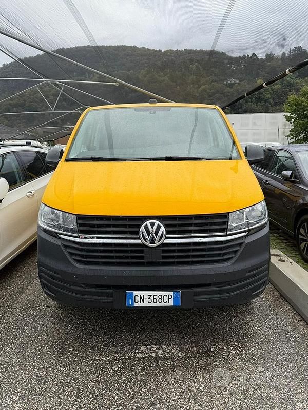 Giallo Usata 2023 VW Caravelle Monovolume | 41.500 € (Buon prezzo) - Immagine 1/4
