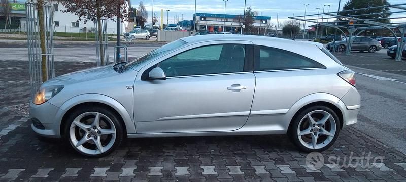 Usata Opel Astra GTC 150 CV (110 kW) 2005 Grigio Coupé