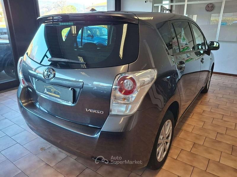 Usata Toyota Verso Active 126 CV (92 kW) 2012 Grigio Monovolume