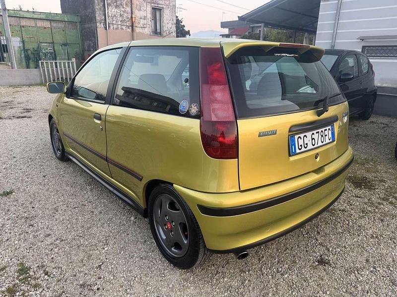 Usata Fiat Punto 133 CV (97 kW) 1994 Oro Utilitaria