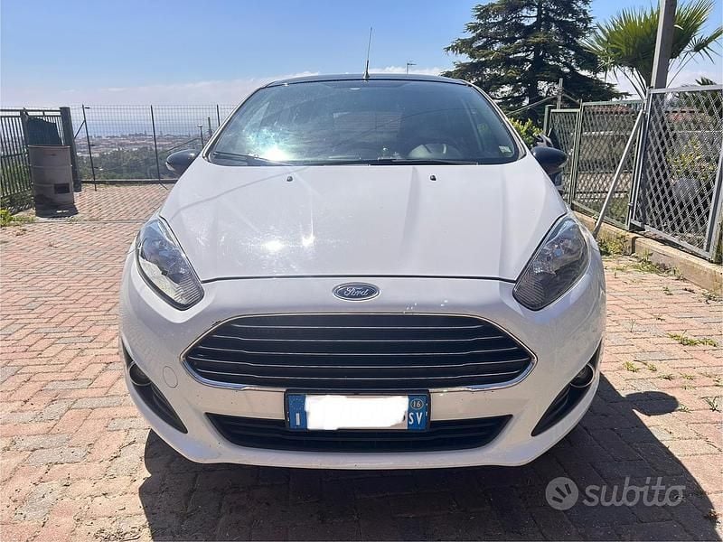 Usata Ford Fiesta 75 CV (55 kW) 2016 Bianco Utilitaria