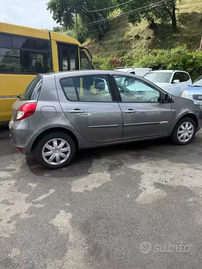 Usata Renault Clio II 75 CV (55 kW) 2009 Marrone Berlina