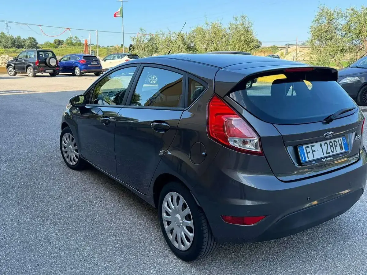 Usata Ford Fiesta Titanium 75 CV (55 kW) 2016 Grigio scuro Utilitaria