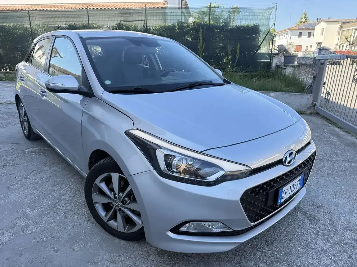 Usata Hyundai i20 75 CV (55 kW) 2019 Argento Utilitaria