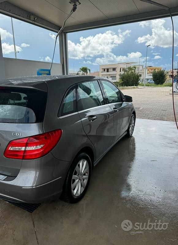 Usata Mercedes B180 109 CV (80 kW) 2012 Grigio Monovolume