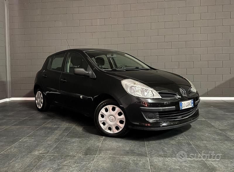 Usata Renault Clio II LE 75 CV (55 kW) 2007 Nero Berlina