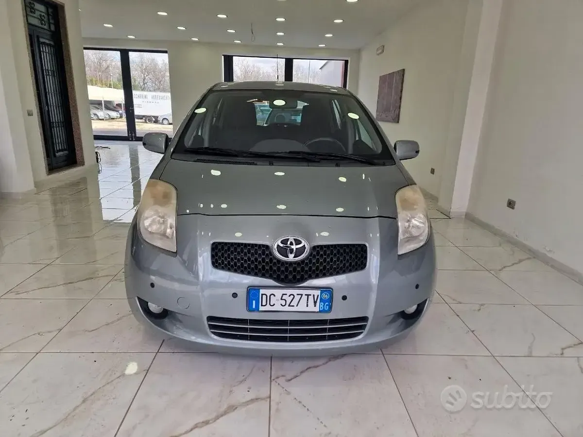 Usata Toyota Yaris 90 CV (66 kW) 2006 Grigio Utilitaria