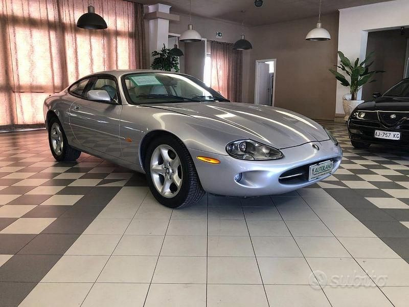 Usata Jaguar XK8 284 CV (208 kW) 2000 Grigio Coupé