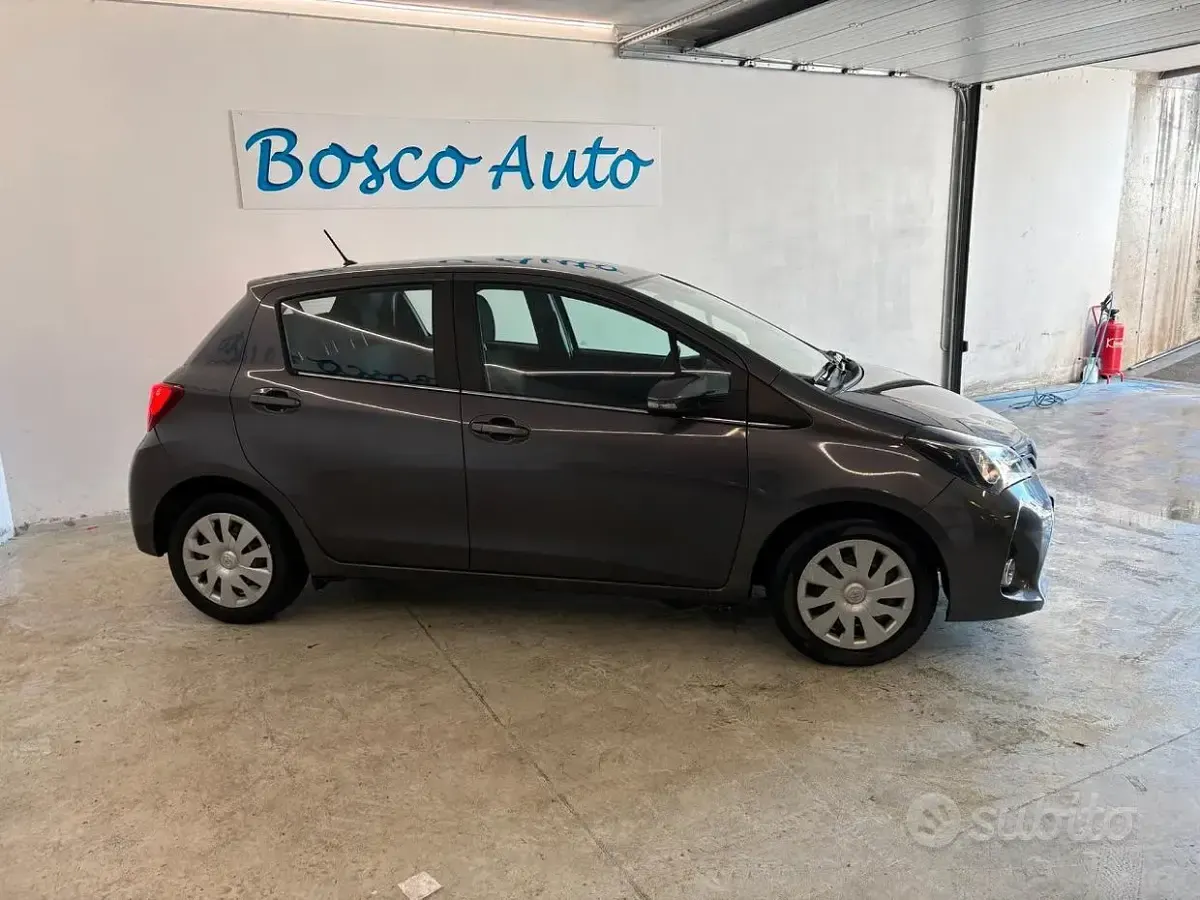 Usata Toyota Yaris Active 90 CV (66 kW) 2015 Grigio Utilitaria