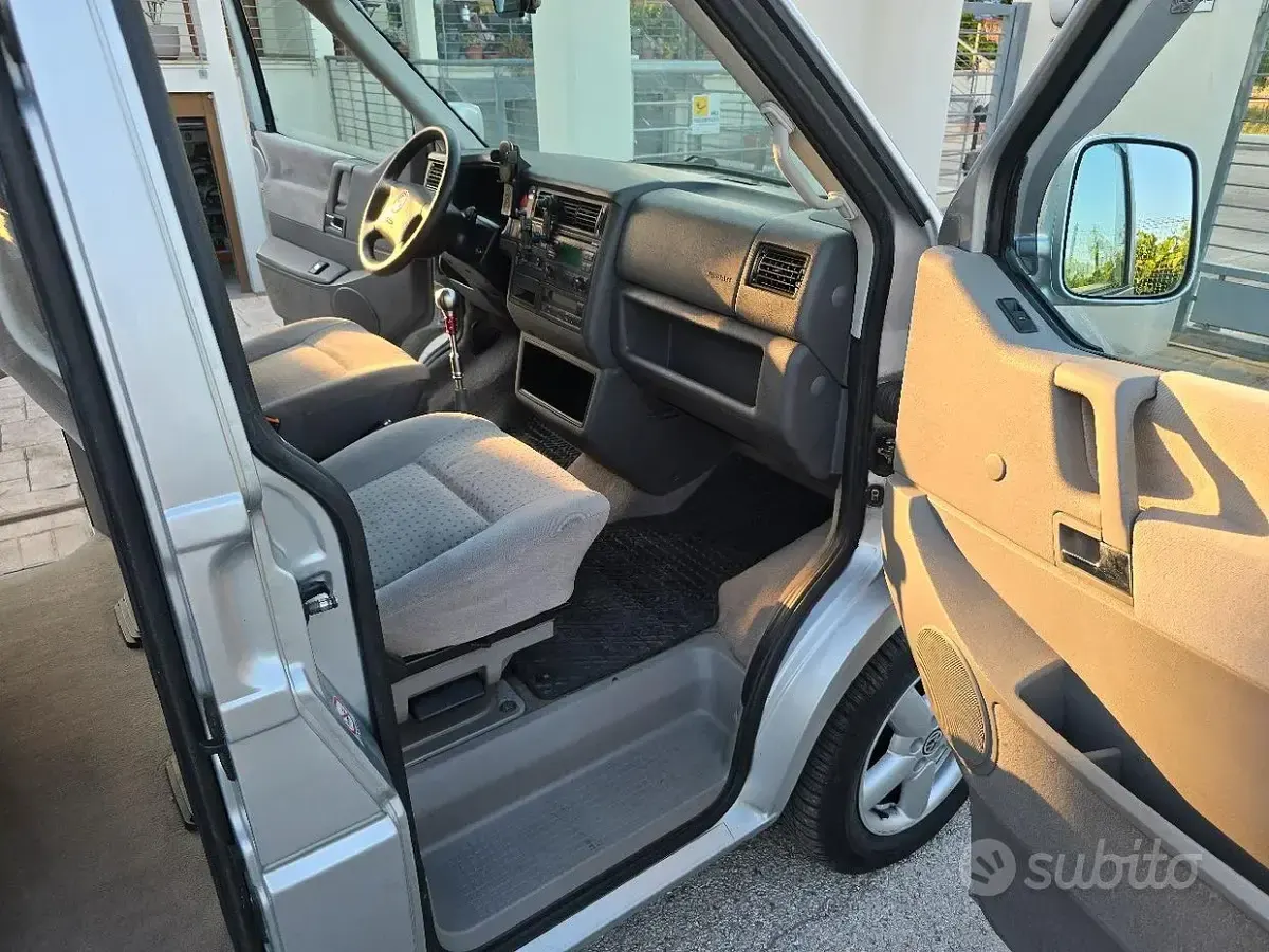Usata VW Caravelle 151 CV (111 kW) 2001 Grigio Furgone