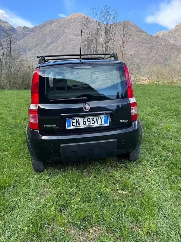 Usata Fiat Panda 4x4 Climbing 75 CV (55 kW) 2012 Nero Utilitaria