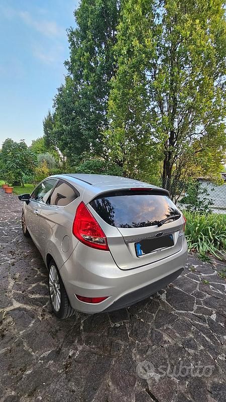 Usata Ford Fiesta Titanium 82 CV (60 kW) 2009 Grigio Utilitaria