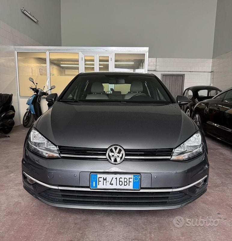 Grigio Usata 2017 VW Golf Highline Tre volumi | 14.900 € (Buon prezzo) - Immagine 1/4