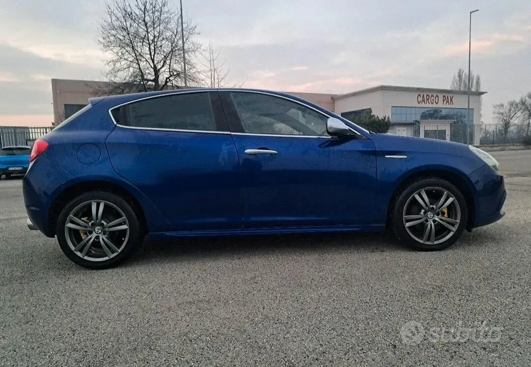 Usata Alfa Romeo Giulietta Distinctive 120 CV (88 kW) 2014 Bluazzurro Utilitaria