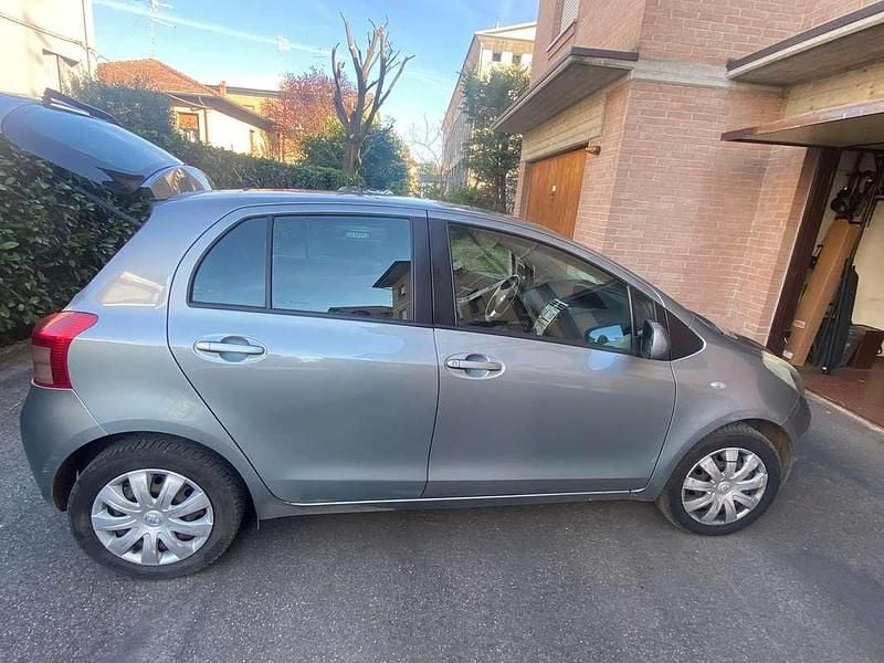 Usata Toyota Yaris Sol 87 CV (63 kW) 2007 Argento Utilitaria