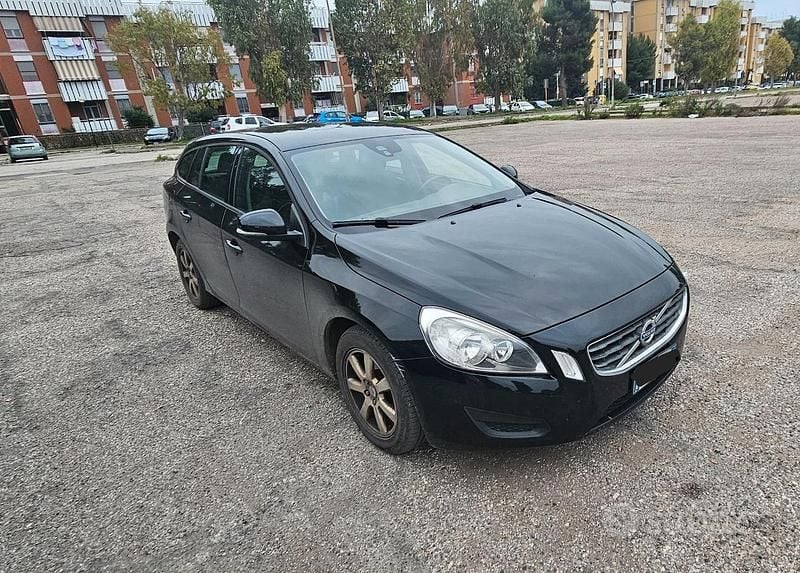 Usata Volvo V60 Kinetic 163 CV (119 kW) 2012 Nero Station wagon