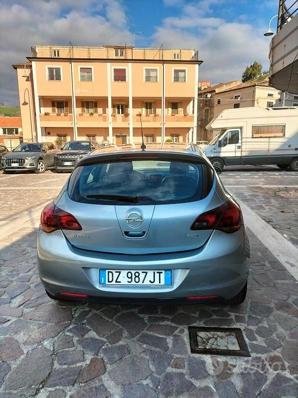 Usata Opel Astra 101 CV (74 kW) 2010 Grigio Berlina